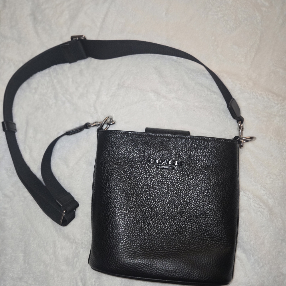 Coach Sophie Bucket crossbody bag made of refined pebble leather.